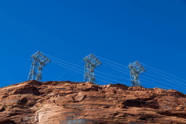 Trzy Wysokie Stalowe Wieże Energetyczne Szczycie Piaskowcowych Klifów Trzymają Przewody — Zdjęcie stockowe