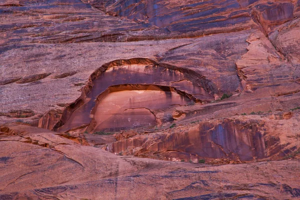 Wdzierające Się Ściany Kanionu Piaskowca Tworzą Łukowy Wzór Nowszym Jasnym — Zdjęcie stockowe