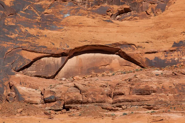 Erodierende Sandsteinschluchtwände Erzeugen Ein Bogenmuster Mit Neuerem Hellem Sandstein Der — Stockfoto