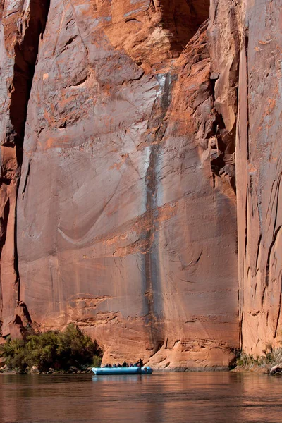 Una Zattera Gomma Blu Vicino Enorme Muro Arenaria Nel Glen — Foto Stock