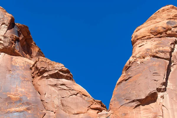 Starobylé Pískovcové Stěny Glen Canyonu Zobrazující Erozi Praskliny Jasně Modré — Stock fotografie
