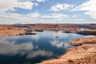 Glen Canyon Barajı, Arizona, Page yakınlarında güneşli bir günde Powell Gölü 'nün geri çekilen sularını tutuyor..