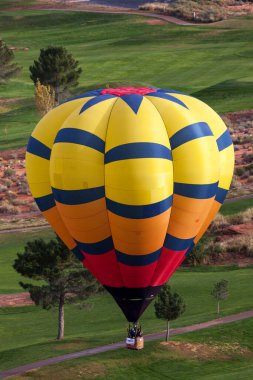 Page, Arizona / ABD - 31 Ekim 2014: Powell Gölü Balon Regatta katılımı, Arizona eyaletinin Page kentinde düzenlenen yıllık festival sırasında Powell Gölü Ulusal Golf Sahası üzerinde gerçekleştirilir..