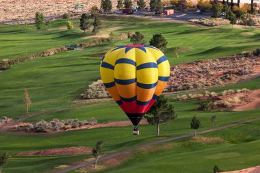 Page, Arizona / ABD - 31 Ekim 2014: Powell Gölü Balon Regatta katılımı, Arizona eyaletinin Page kentinde düzenlenen yıllık festival sırasında Powell Gölü Ulusal Golf Sahası üzerinde gerçekleştirilir..