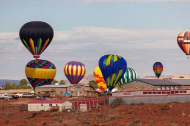 Page, Arizona / ABD - 31 Ekim 2014: Powell Gölü Balon Regatta katılımcıları yıllık etkinliklerinde Page, Arizona üzerinde yüzerler.