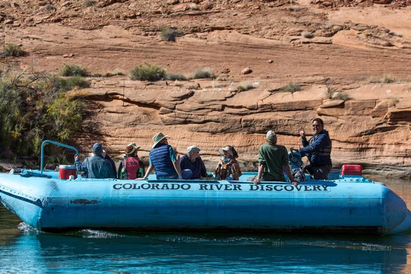 2014年10月30日 コロラド川発見会社が所有する青いゴム製の筏で グレンキャニオンとコロラド川のツアーに参加します — ストック写真