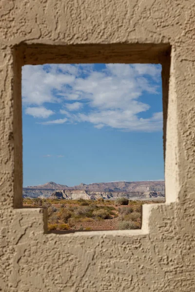 Okno Vytesané Omítkové Stěny Blízkosti Odpočívadla Zátoky Wahweap Bay Jezeře — Stock fotografie