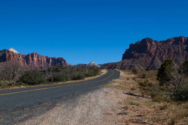 Deserted Stretch Kolob Terrace Road Dramatic Rock Mountain Formations Clear — Stock Photo, Image