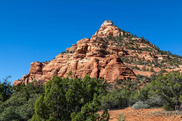 Red Layered Sandstone Eroded Time Mountain Peak Dotted Trees Brush — Stock Photo, Image