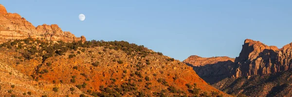 Une Lune Presque Pleine Levant Dessus Des Montagnes Grès Rouge — Photo