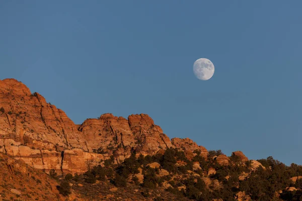 Une Lune Presque Pleine Levant Dessus Des Montagnes Grès Rouge — Photo