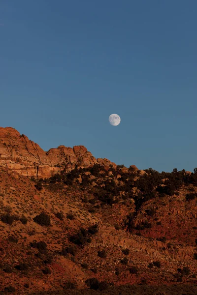 Uma Lua Quase Cheia Subindo Acima Das Montanhas Arenito Vermelho — Fotografia de Stock