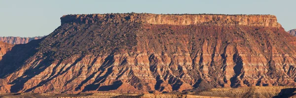 Una Meseta Alta Arenisca Erosionada Con Cuadrado Oscuro Izquierda Rayas — Foto de Stock