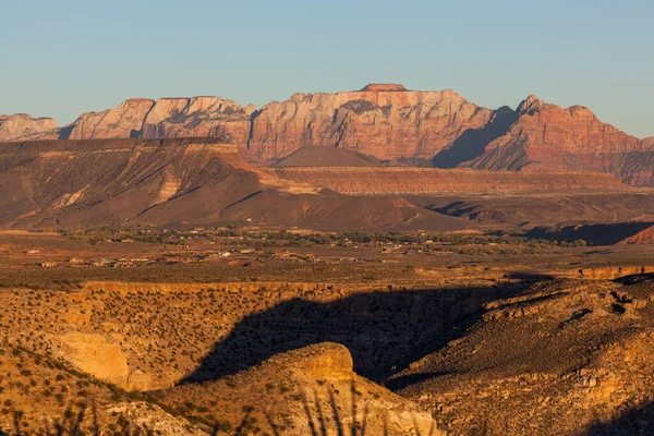 Blick Der Wüstenlandschaft Vorbei Auf Die Dramatischen Berge Des Zion — Stockfoto