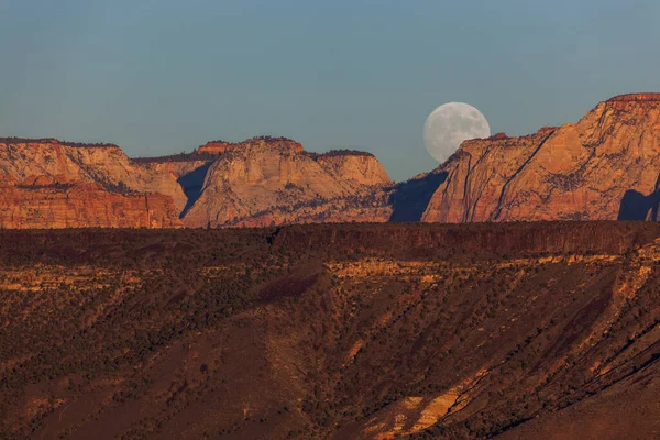 Der Vollmond Steigt Über Den Dramatischen Bergen Des Zion Nationalparks — Stockfoto