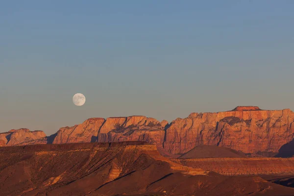 Повний Місяць Здіймається Над Драматичними Горами Сіонського Національного Парку Освітленими — стокове фото