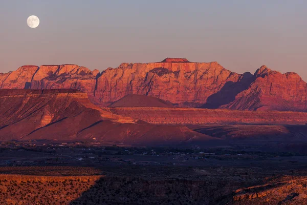 Der Vollmond Steigt Über Den Dramatischen Bergen Des Zion Nationalparks — Stockfoto