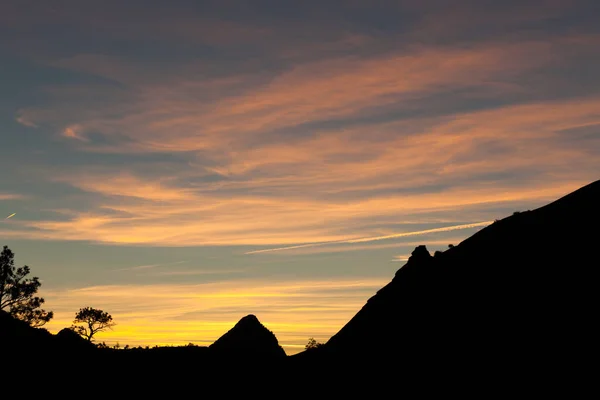 Sanfte Sonnenuntergangsfarben Den Whisky Wolken Mit Blauem Himmel Über Einer — Stockfoto
