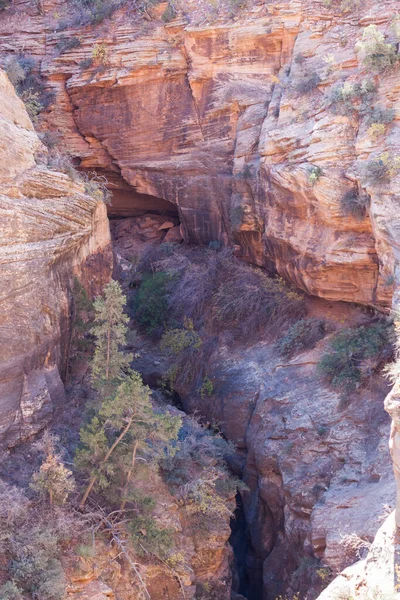 Tittar Ner Slot Canyon Som Har Snidats Sten Genom Åren — Stockfoto