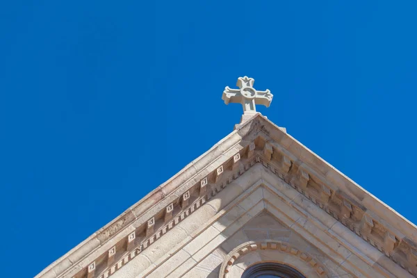 Kreuz auf einem Kirchhügel — Stockfoto