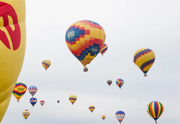 Heißluftballons im Flug — Stockfoto