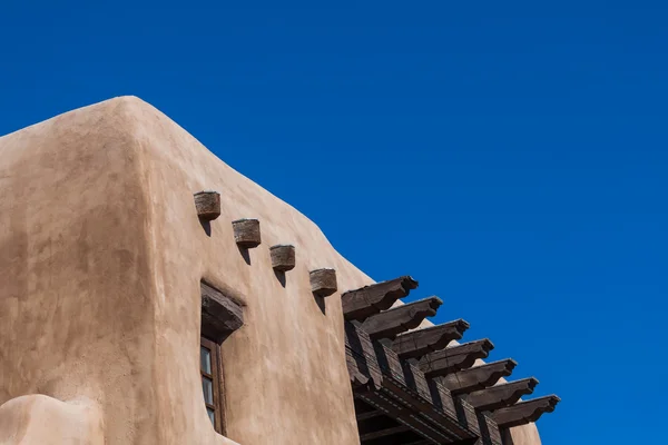 Adobe Building com céu azul — Fotografia de Stock