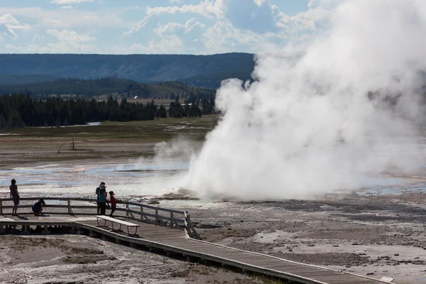 Turistas en Clepsydra Geyser — Foto de Stock