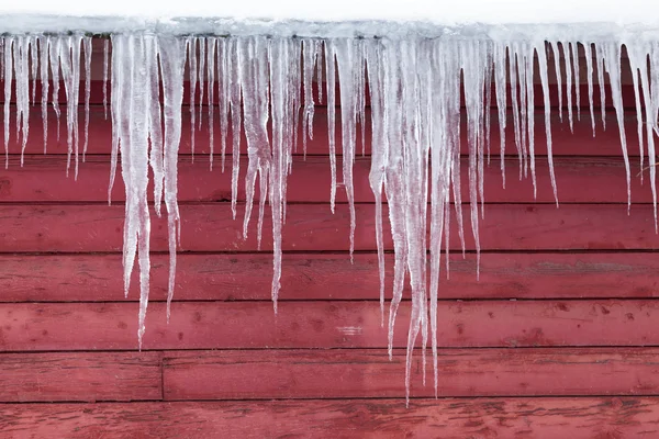 赤い納屋の氷 — ストック写真