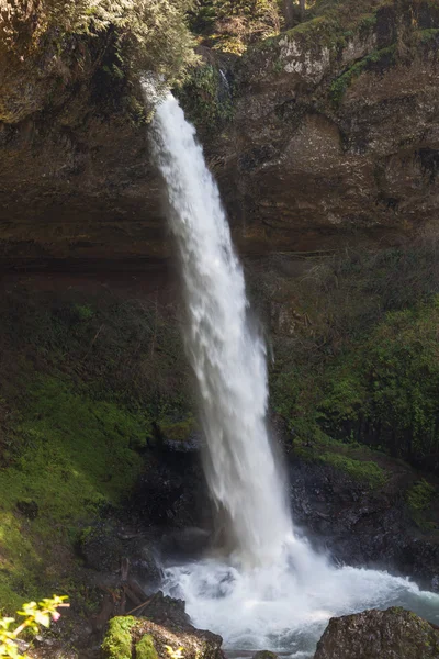 Wasserfall über Höhle — Stockfoto