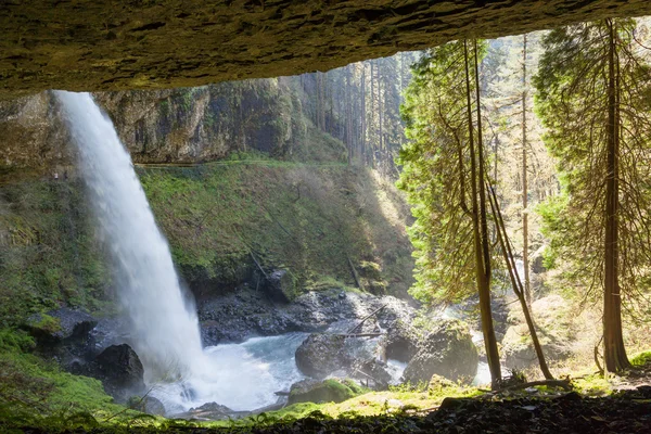 Vattenfall över grottan — Stockfoto