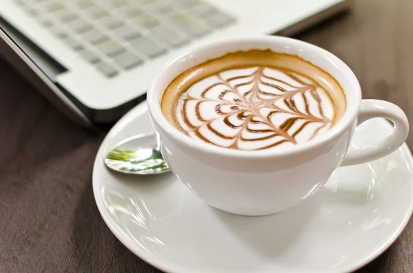 Чашка кофе и ноутбук — стоковое фото