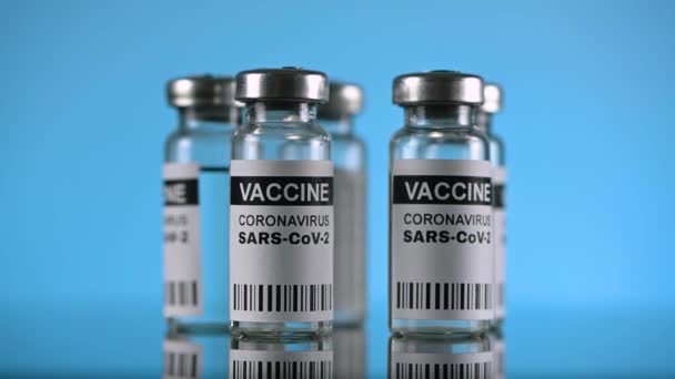 Coronavirus-Impfstoff dreht sich auf dem Tisch — Stockvideo