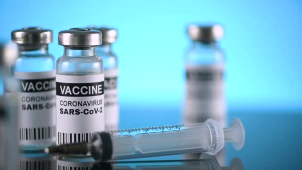 Injekční lahvička s tekutou vakcínou s injekční stříkačkou — Stock video