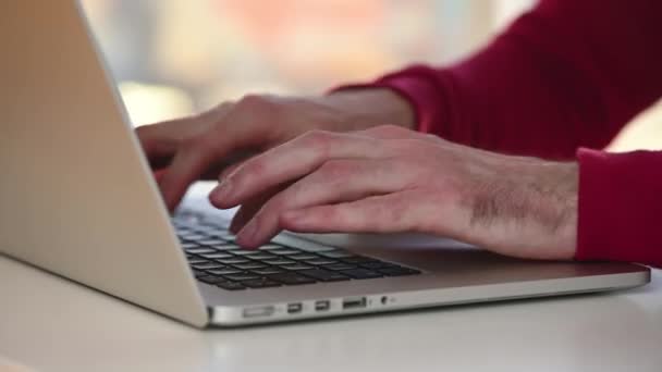 Mann tippt schnell Text auf Laptop-Tastatur — Stockvideo
