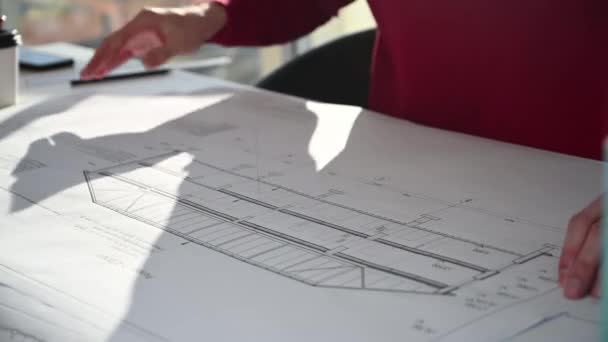 Építész kibontakozik tervet nagy ház és elvégzi korrekciók ceruza — Stock videók