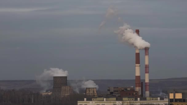 Timelaps дым приходит из труб завода в облачный день — стоковое видео