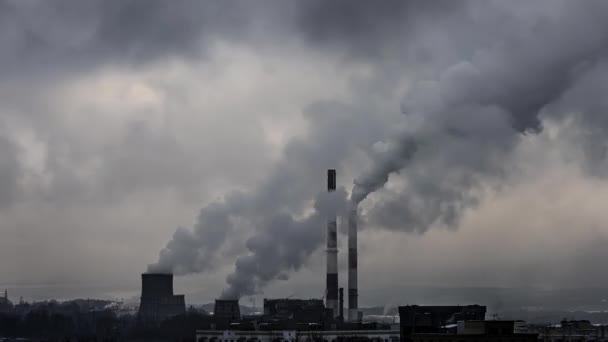 Timelaps fumul provine din coșurile de fum din fabrică în ziua tulbure — Videoclip de stoc