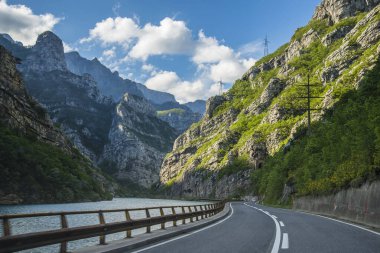 Neretva nehrinin kanyonunu kazın