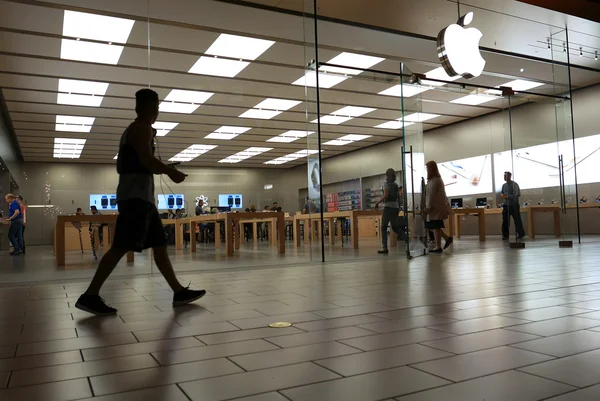 Po jednej stronie osób wewnątrz sklepu Apple — Zdjęcie stockowe