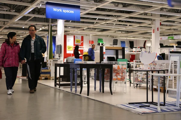 Mensen winkelen in Ikea winkel. — Stockfoto