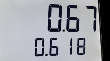 İstasyon pompa dağ eteğindeki taş yığını üzerinde artan benzin fiyatları