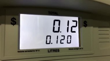 İstasyon pompa dağ eteğindeki taş yığını üzerinde artan benzin fiyatları
