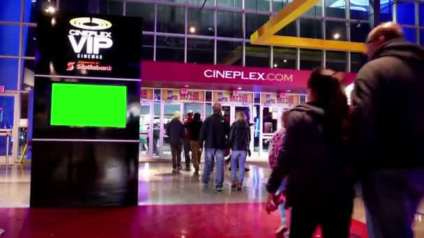 Одного боку кінотеатру зелений екран для оголошення — стокове відео