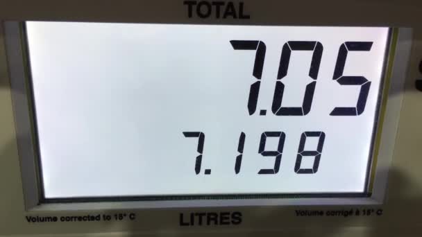 Stijgende gasprijzen op station pomp scree — Stockvideo