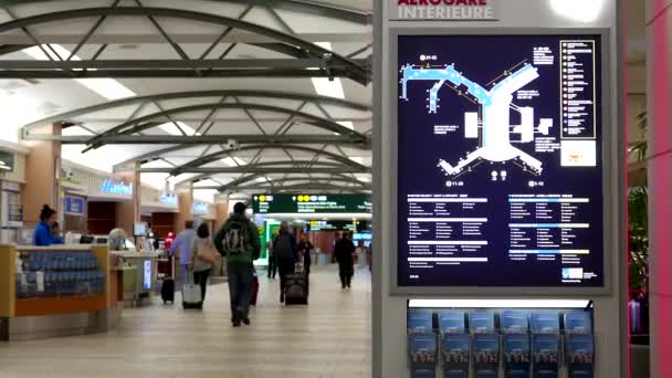 Bewegung des Hinweisschildes und Passagiere mit Gepäck im yvr flughafen in vancouver bc canada — Stockvideo