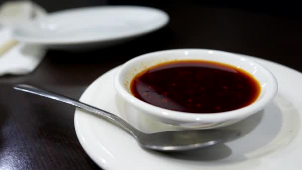 Mão tomando um pouco de molho de pimenta dentro do restaurante chinês — Vídeo de Stock