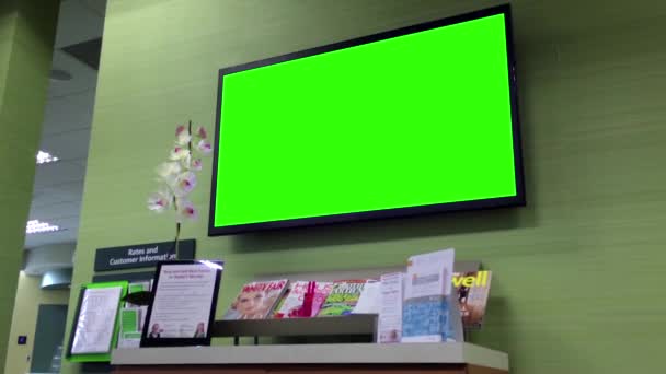 Td 銀行の中でテレビで広告の緑看板 — ストック動画
