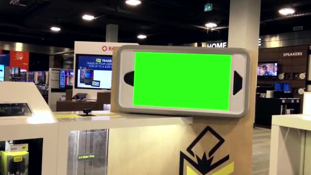 Affichage forme de chellphone avec écran vert à l'intérieur Best buy store — Video