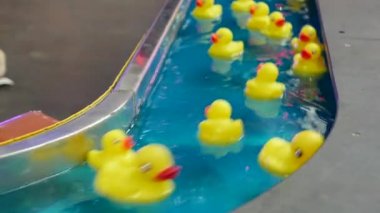 Sarı ördekler float karnavalda suda hareket