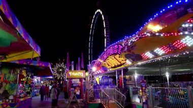 West Coast eğlenceleri karnavalda eğleniyor insanlar 